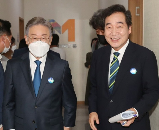 이재명(왼쪽) 더불어민주당 대선 경선 후보와 이낙연 더불어민주당 대선경선 후보가 지난달 28일 서울 중구 매경미디어센터 MBN스튜디오에서 MBN과 연합뉴스TV 공동주관으로 열린 본경선 1차 TV토론회에 앞서 대화하고 있다. <연합뉴스>